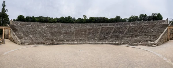希腊埃皮达鲁斯阿斯克莱皮奥斯保护区的大型圆形剧场 — 图库照片