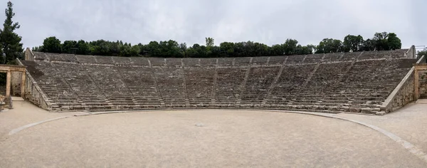 Massiv amfiteater på Sanctuary of Asklepios i Epidaurus Grekland — Stockfoto