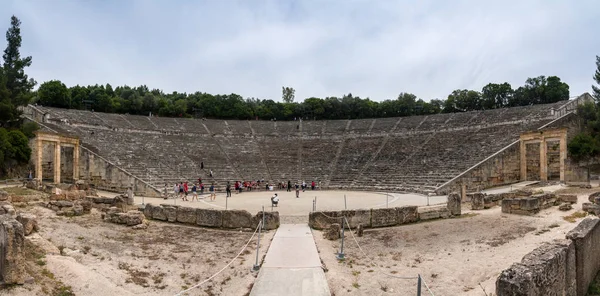 希腊埃皮达鲁斯阿斯克莱皮奥斯保护区的大型圆形剧场 — 图库照片