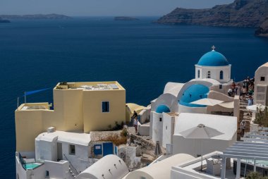 Santorini 'de fotoğraf ve selfie çeken turistler