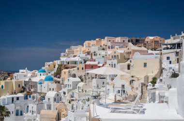 Oia 'da uçurumda kalabalık mağara evleri