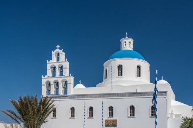 Oia 'daki Yunan Ortodoks Kilisesinde Belltower ve mavi kubbe