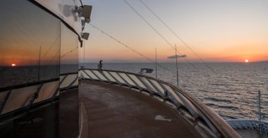 Gün doğumu veya şafakta denizlere yelken kruvaziyer gemisi