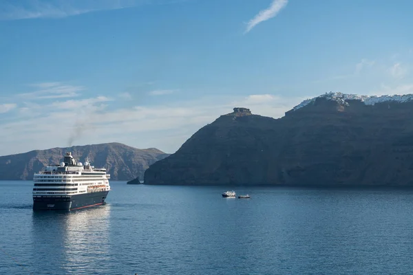 Holland Amerika Kreuzfahrtschiff veendam bei Santorini — Stockfoto