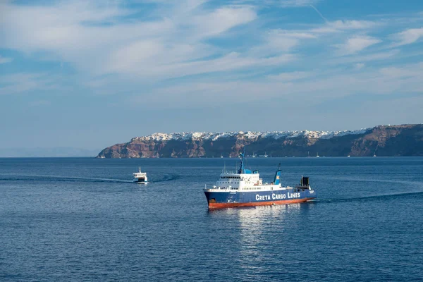 Creta Cargo Lines nave in caldera vulcanica isola di Santorini — Foto Stock