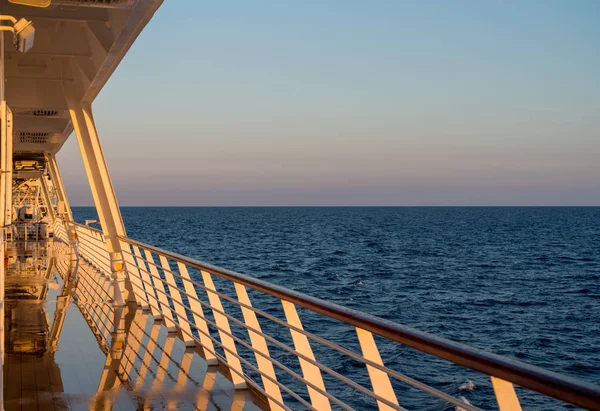 Круїзний корабель пливе морем на сході сонця або на світанку — стокове фото