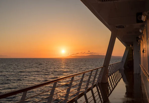 Kapal pesiar berlayar di laut saat matahari terbit atau fajar — Stok Foto