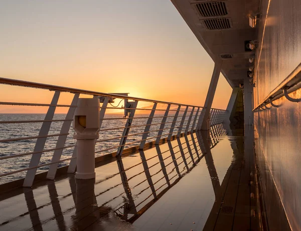 Kreuzfahrtschiff, das bei Sonnenaufgang oder Sonnenaufgang auf den Meeren fährt — Stockfoto