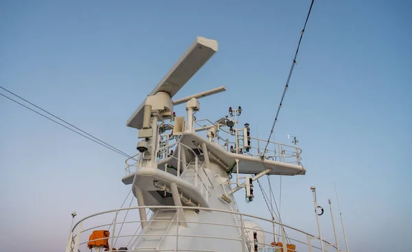 Radar antenna on the mast of a cruise ship — Stock Photo, Image