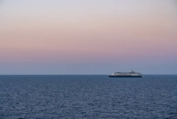 Výletní loď plující po moři za úsvitu nebo svítání — Stock fotografie