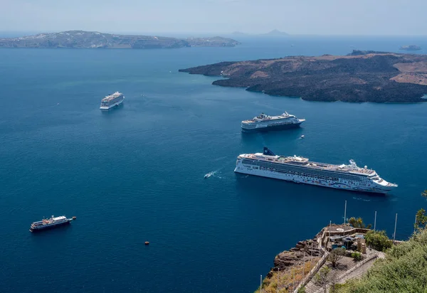 Drie cruiseschepen verankerd op Santorini — Stockfoto