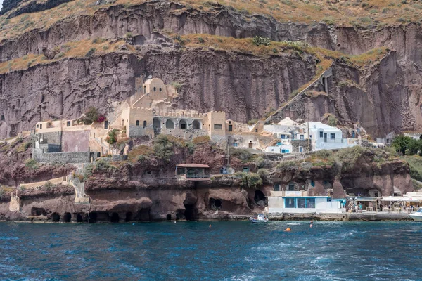 Fira hamn på den vulkaniska Caldera ön Santorini — Stockfoto