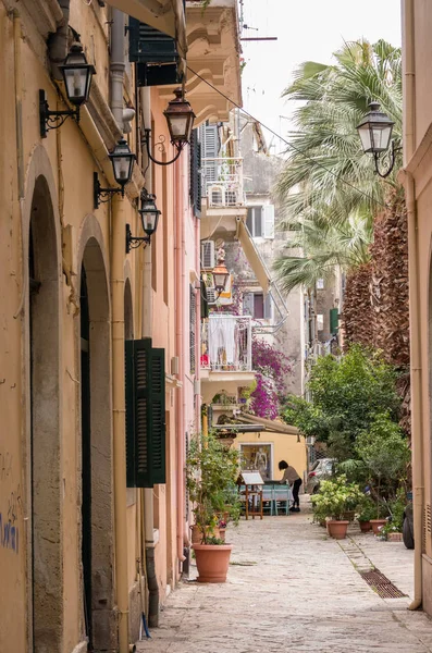 Calle lado café en el casco antiguo de Corfú — Foto de Stock