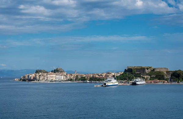 Fartyg i hamn av Kerkyra på ön Korfu — Stockfoto