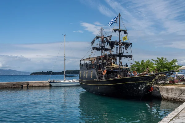 Barco turístico pirata no porto de Corfu — Fotografia de Stock