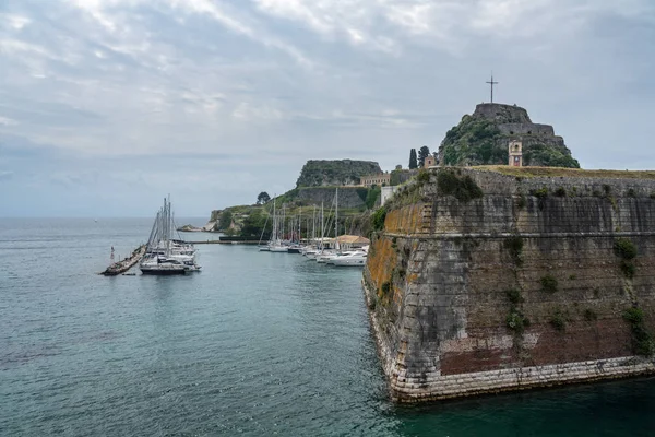 Stará pevnost Korfu na ostrohu u starého města — Stock fotografie