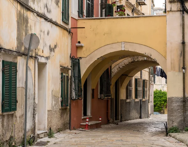 Enge Straße in der Altstadt von Korfu — Stockfoto