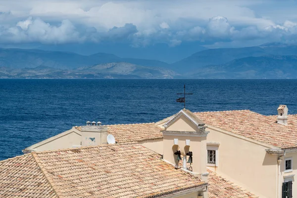 Tak av gammal byggnad vid Faliraki stranden i Korfu — Stockfoto