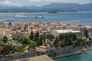 Korfu adasında Kerkyra tarafından limanda Gemiler