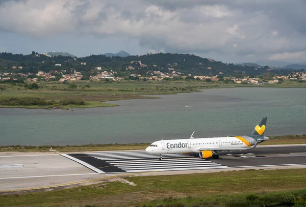 Airbus A321 von Condor und Thomas Cook auf der Landebahn in Korfu — Stockfoto