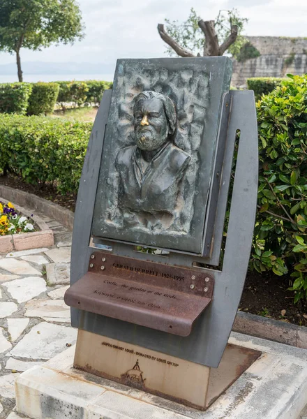 Statue of bust of Gerald Durrell in Corfu — Stock Photo, Image