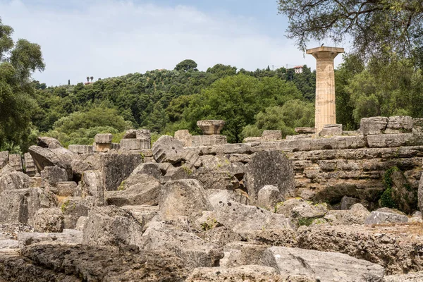 在希腊奥林匹亚举行的第一届奥运会上倒塌的宙斯神庙 — 图库照片
