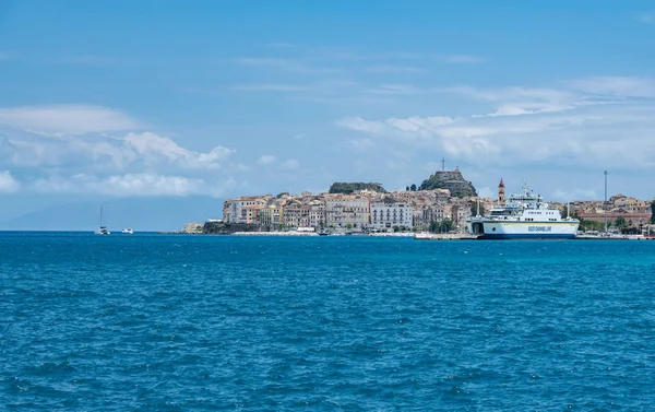 Navio no porto por Kerkyra na ilha de Corfu — Fotografia de Stock