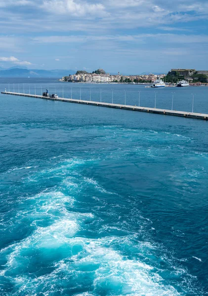 Acorde atrás partida navio de cruzeiro de Kerkyra na ilha de Corfu — Fotografia de Stock