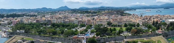 Široké panorama Kerkyry na ostrově Korfu — Stock fotografie