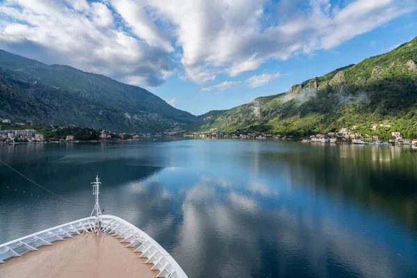 Miasto Prcanj nad Zatoką Kotor w Czarnogórze — Zdjęcie stockowe