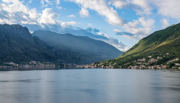 Miasto Prcanj nad Zatoką Kotor w Czarnogórze — Zdjęcie stockowe