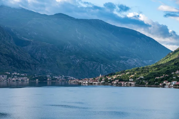 Cidade de Prcanj na Baía de Kotor em Montenegro — Fotografia de Stock