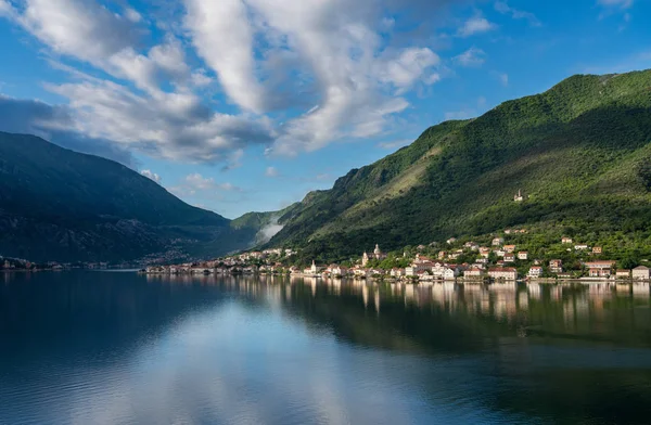 Miasto Prcanj nad Zatoką Kotor w Czarnogórze — Zdjęcie stockowe