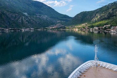 Karadağ'da Körfez'de Kotor veya Boka'ya Yaklaşmak