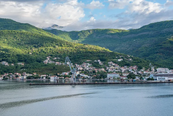 Vaar over de baai van Kotor in Montenegro — Stockfoto