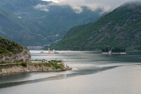 Ostrvo in der bucht von kotor in montenegro — Stockfoto