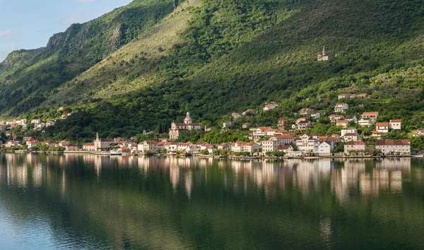 Miasto Prcanj nad Zatoką Kotor w Czarnogórze — Zdjęcie stockowe