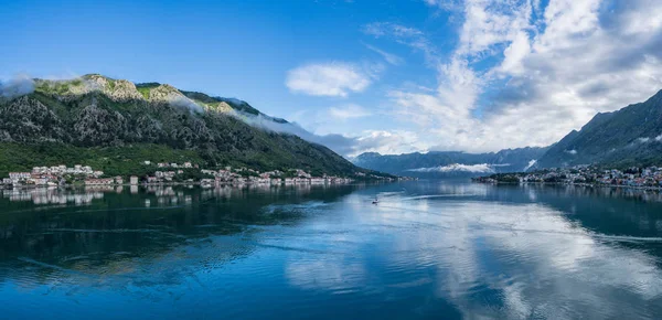 Cidades de Prcanj e Dobrota na Baía de Kotor em Montenegro — Fotografia de Stock