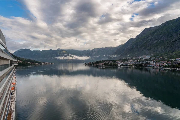 Avvicinamento a Kotor sulla baia o a Boka in Montenegro — Foto Stock