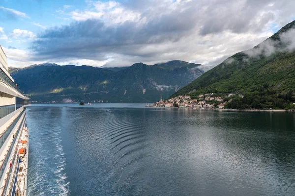 Croisière dans la baie de Kotor au Monténégro — Photo