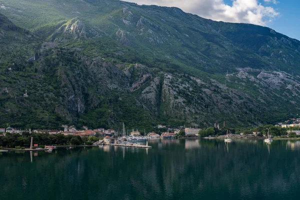 Het naderen van Kotor op de baai of Boka in Montenegro — Stockfoto