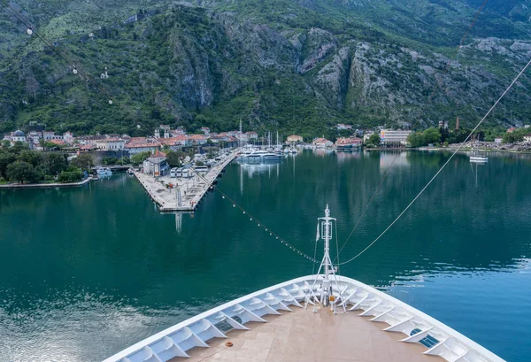 Aproximando Kotor na Baía ou Boka em Montenegro — Fotografia de Stock