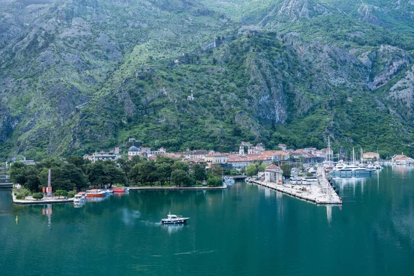 Acercarse a Kotor en la bahía o Boka en Montenegro — Foto de Stock