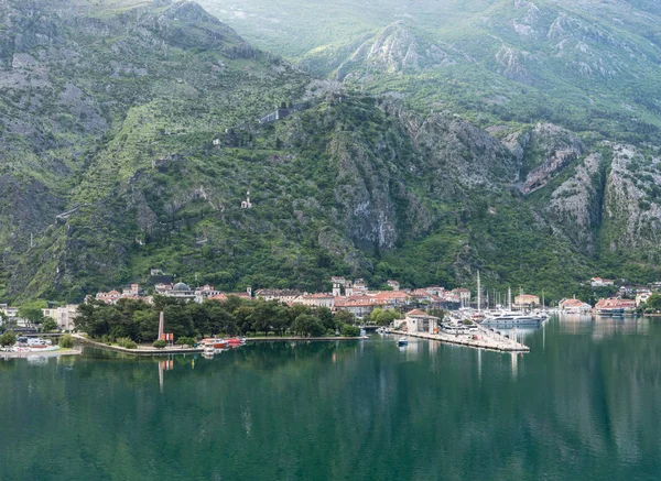 Aproximando Kotor na Baía ou Boka em Montenegro — Fotografia de Stock