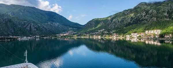 Het naderen van Kotor op de baai of Boka in Montenegro — Stockfoto