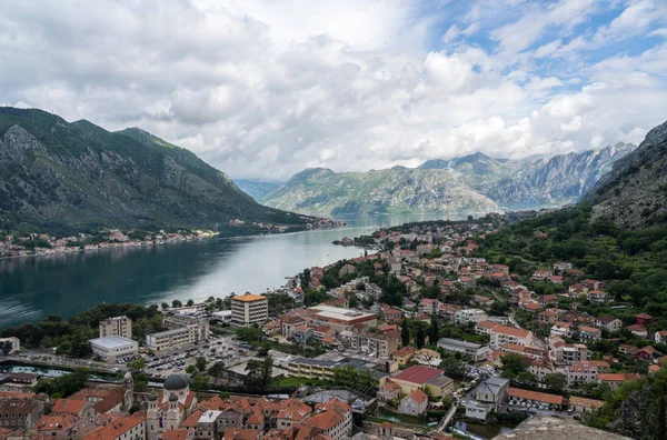 Vista desde arriba del casco antiguo de Kotor en Montenegro — Foto de Stock