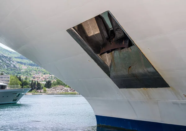 Schwerer Anker auf weißer Seite des Kreuzfahrtschiffes — Stockfoto