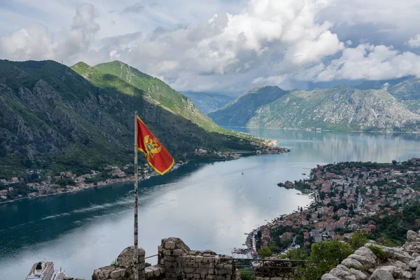 Vista desde arriba del casco antiguo de Kotor en Montenegro — Foto de Stock