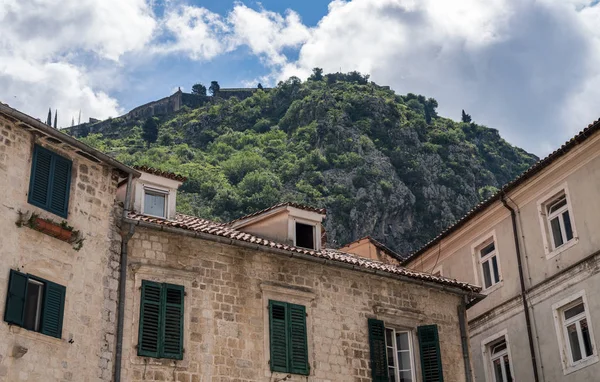 Zelené okenice doma ve starém městě Kotor v Černé hoře — Stock fotografie