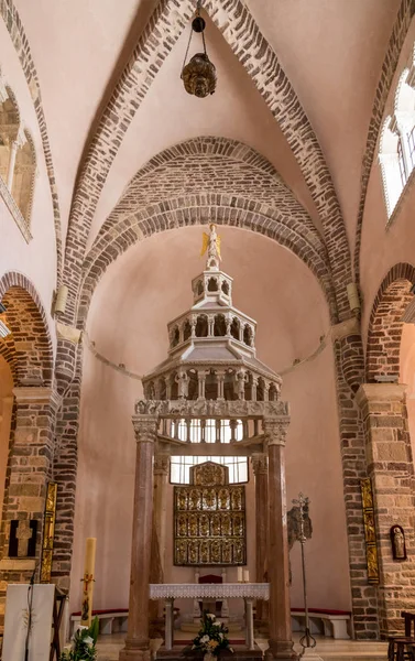 St Tryphon Church i gamla stan i Kotor i Montenegro — Stockfoto